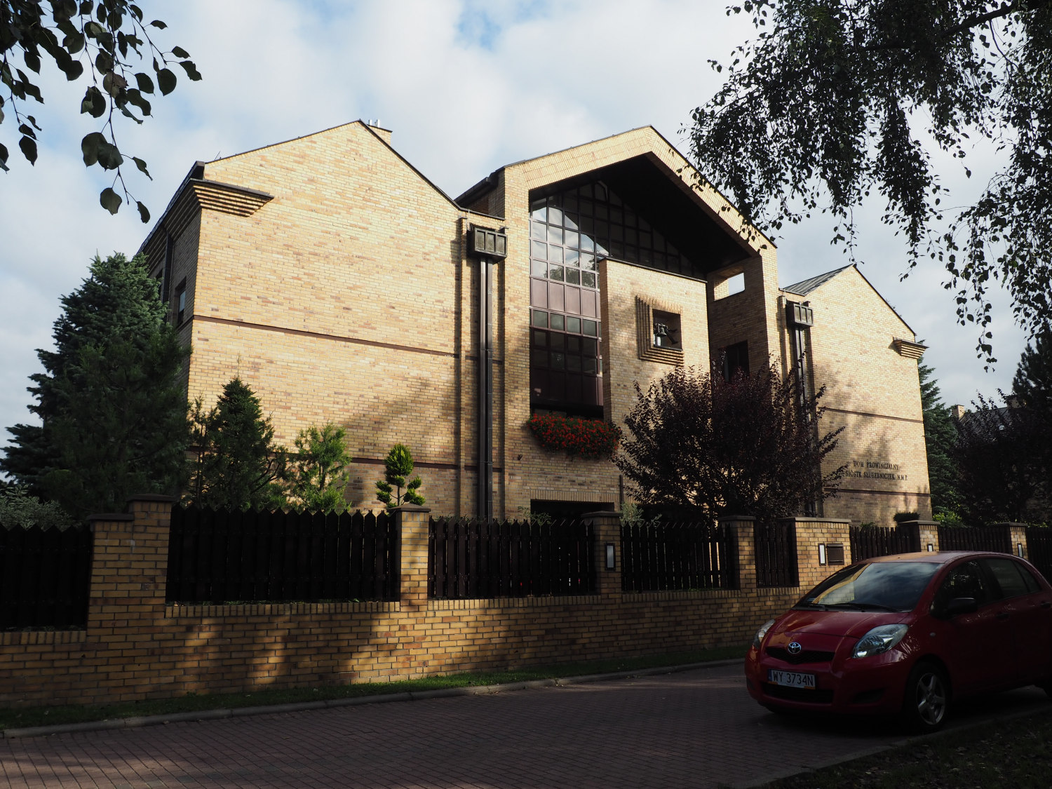 Zdjęcie architektury budynku Dom prowincjalny Sióstr Służebniczek NMP Niepokalanie Poczętej i Zakład Opiekuńczo-Leczniczy im. Edmunda Bojanowskiego